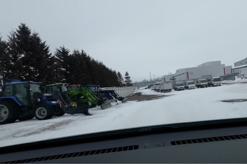 農閑期にトラクターを活用して農家さんが雪道の整備をする